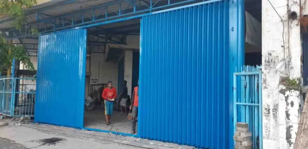 Pintu Harmonika Swing Redjo Steel: Kombinasi Elegan Keamanan dan Estetika pintu harmonika swing 1024x497 - Pintu Harmonika Swing Redjo Steel: Kombinasi Elegan Keamanan dan Estetika